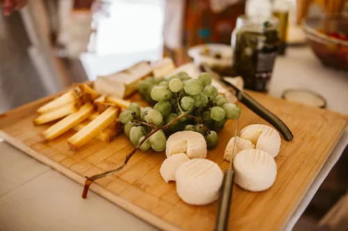Plateau de fromages et raisins brunch